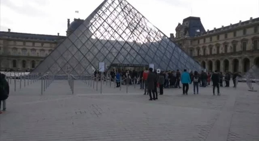 Евакуираха площада пред Лувъра