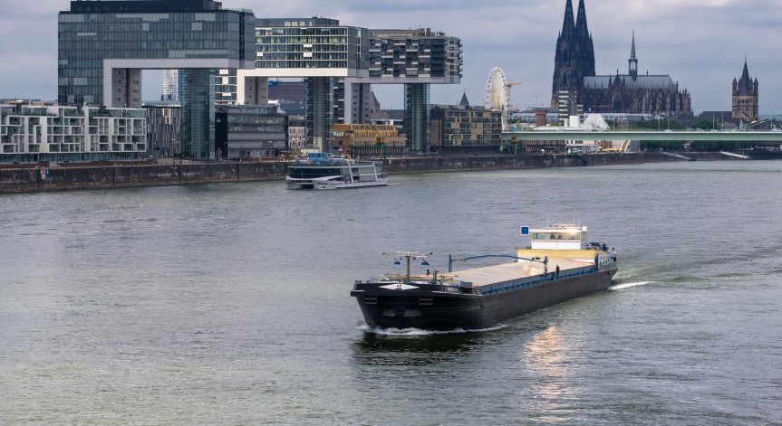 Най-високото село на брега на Рейн: Как се живее в блок с 1200 съседи?