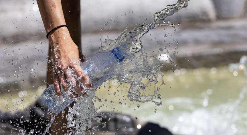 Бутилираната вода в Гърция поскъпва, както и безалкохолни и бира в кенчета