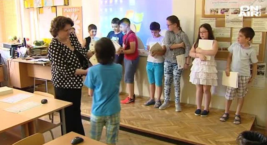 Ученици се борят срещу агресията с книга за приятелството