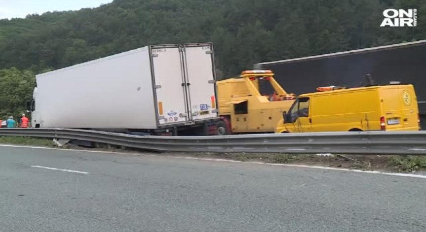 Два ТИР-а катастрофираха на АМ 