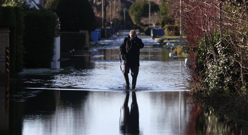 Опустошителното въздействие на бурята ще се усеща в голяма част от Обединеното кралство през цялата неделя.