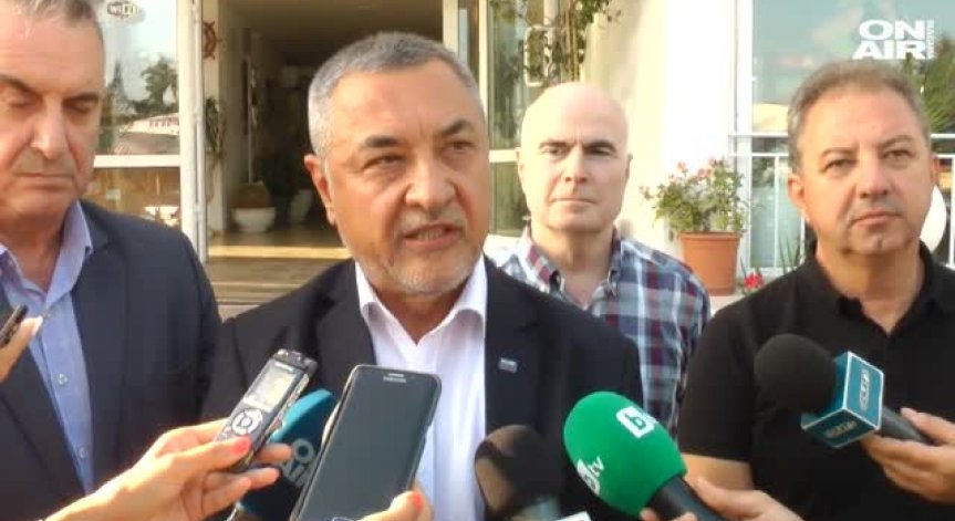 Остър език и шумни акции: Как протече времето на Симеонов в правителството