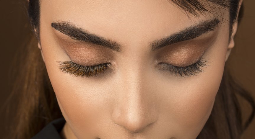 Модата за правите вежди започва да напредва в средата и края на 2010-те години.