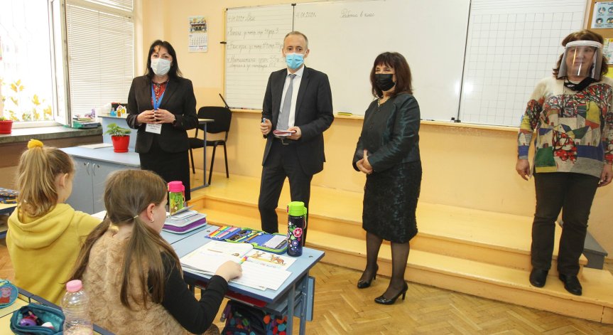 1535 лв. става най-ниската директорска заплата в училищата