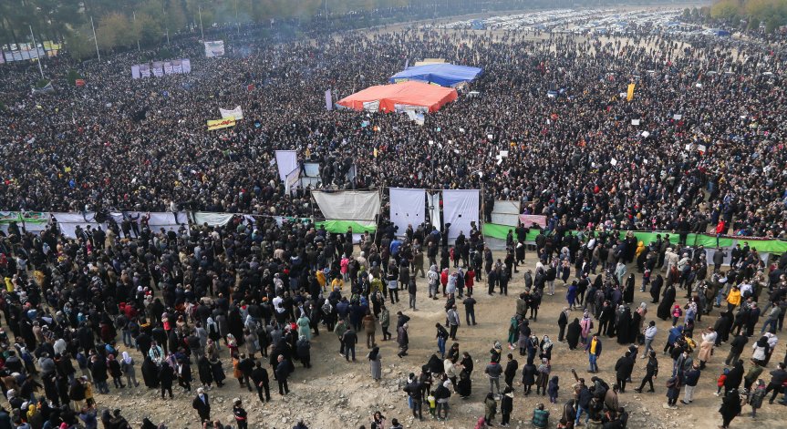 Недостиг на вода в Иран, протестиращи замерят полицаите с камъни
