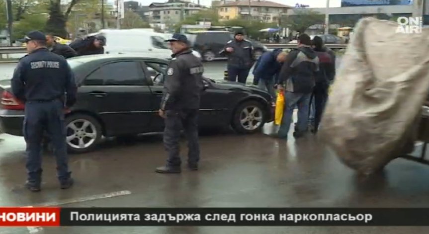 Задържаха криминално проявен след гонка с полицията в София