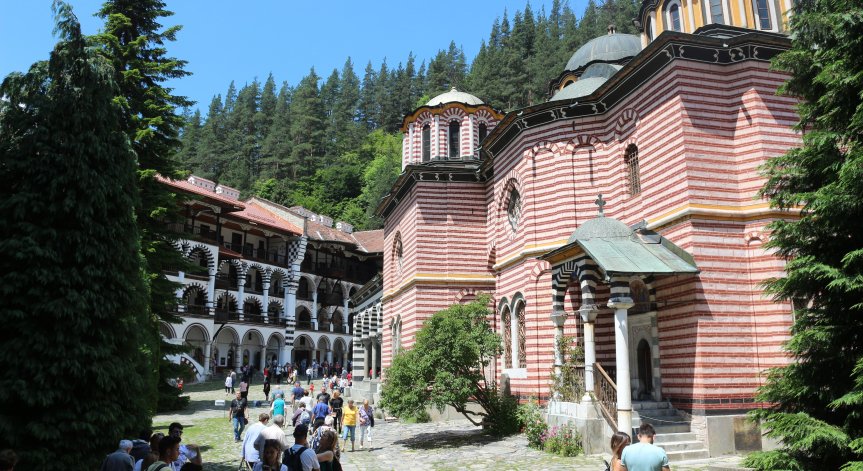 Засилено полицейско присъствие около Рилския манастир за Голяма Богородица