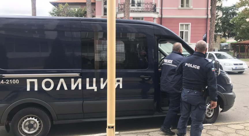 Две обвинения за чужденците, крали от завод 