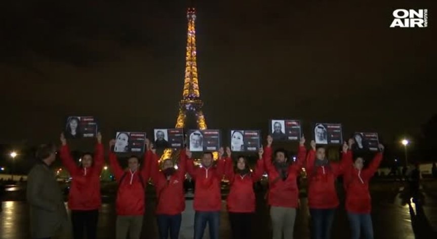 Айфеловата кула потъна в мрак в памет на убитите журналисти