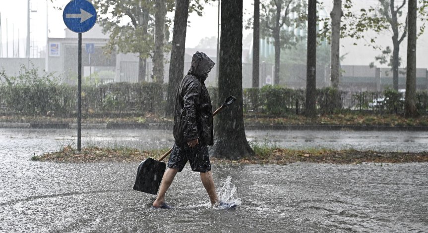 Британската метеорологична служба издаде поредица от предупреждения за проливен дъжд.