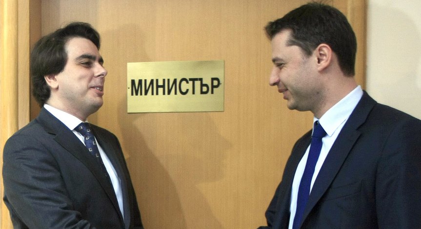Асен Василев и Делян Добрев пеели рамо до рамо като ученици, каква музика харесват?