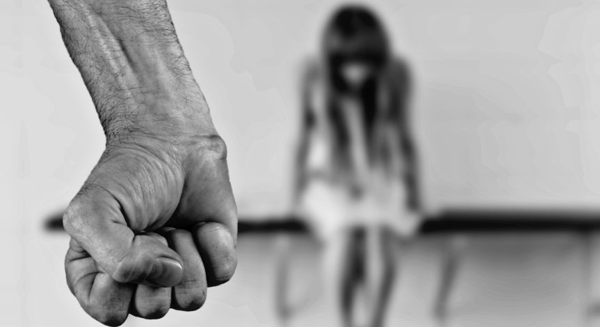 Млад мъж разби с юмруци лицето на жена в столична болница