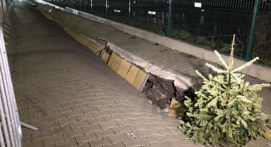 Новият тротоар при станция на линия 3 на метрото пропадна