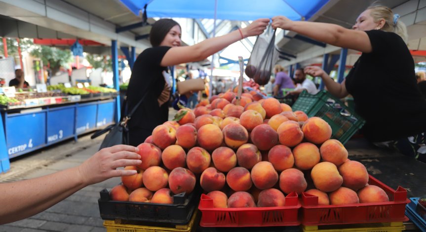 В очакване на по-високи цени: Софиянци трескаво подготвят зимнина