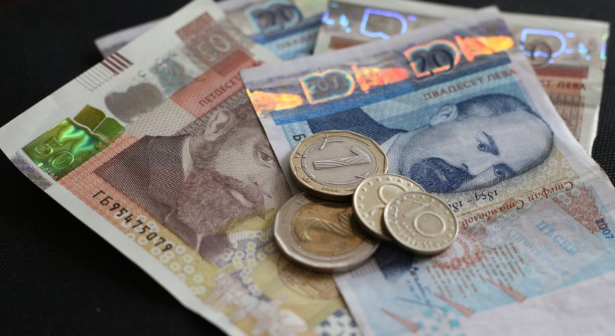 Въпреки кризата: Заплатите в страната скочили с 10% за година