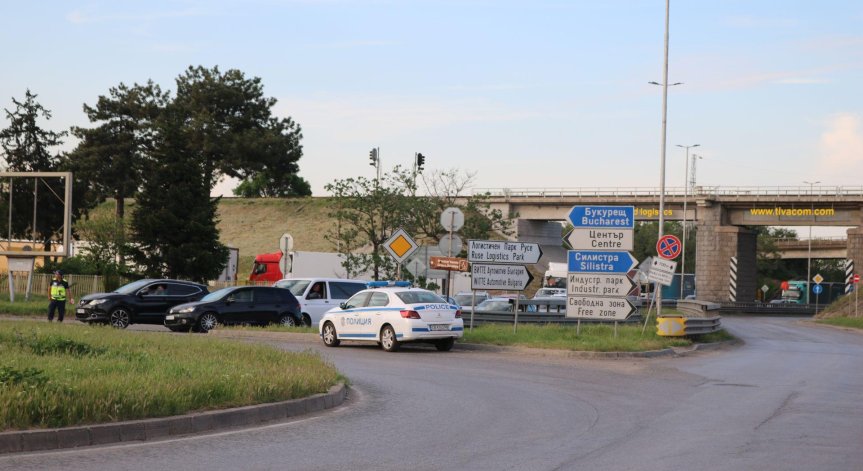 Към момента около 350 камиона изчакват на различни места в областта.