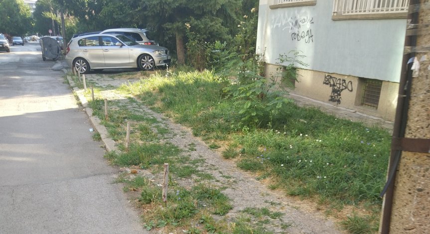 В София: Изоставени коли, паркиране в зелени площи, разбити тротоари...