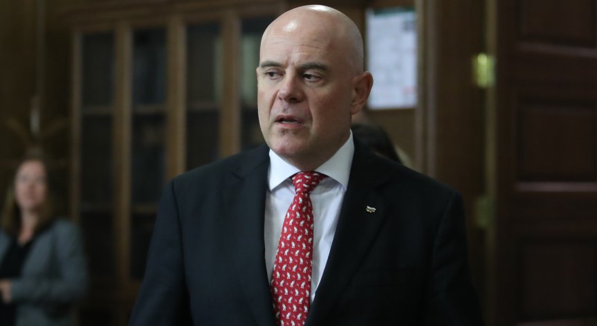 СГП: Сарафов внесе сигнал срещу Гешев, случайно избран прокурор го проверява