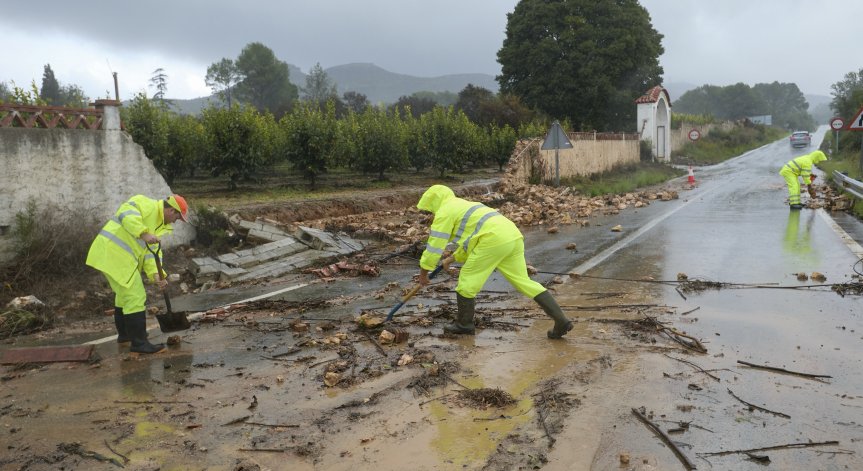 Службите за спешна помощ са открили няколко тела.