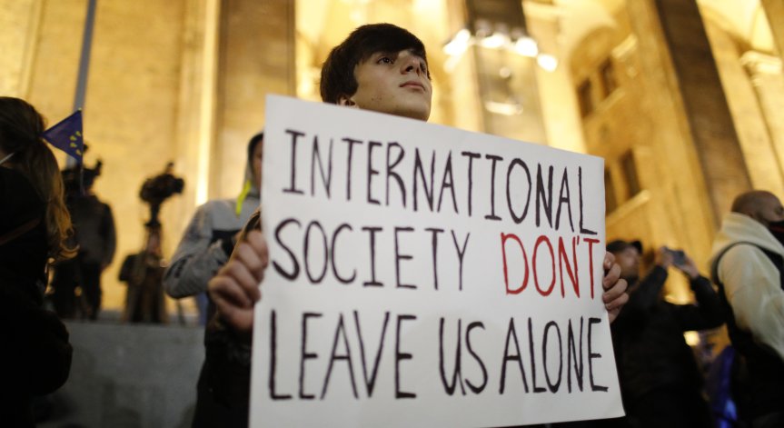 Пред сградата на парламента в Тбилиси се проведе митинг.