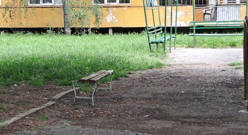 ''Има треволяци, дупки и високи гърбици асфалт.''