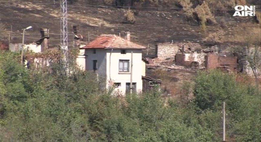 Доброволци помагат на пострадалите от пожара в Кресна 