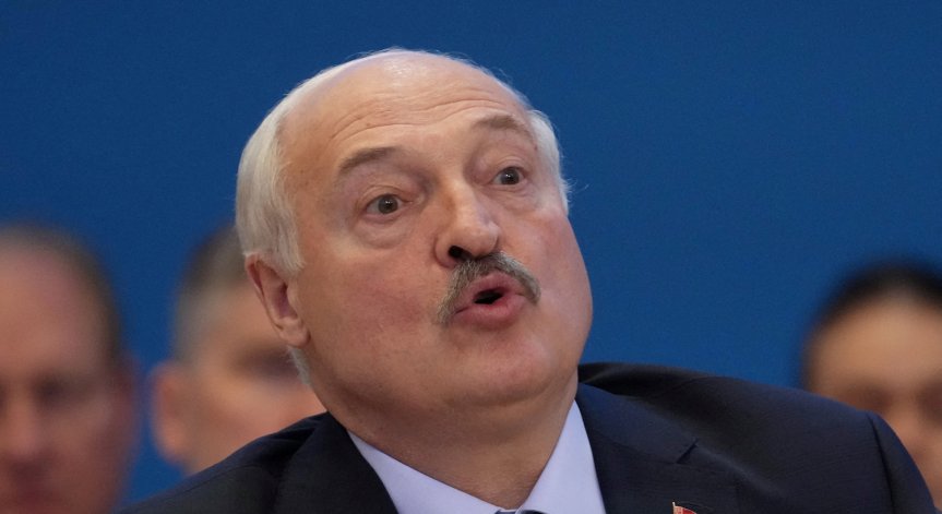 Пратеник на Тръмп измъкна с водка и шеги 500 политзатворници от Лукашенко