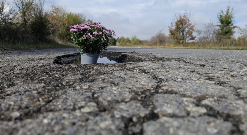 Жители на Белица блокират път III-801 заради опасни дупки