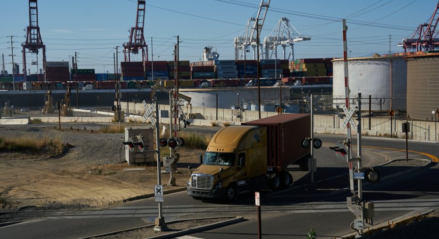 Спад в цените на петрола в очакване на данните за запасите на САЩ