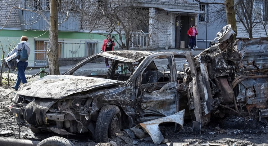 Повредени са многоетажни сгради.