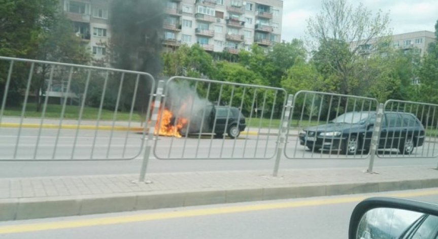 Автомобил се запали в движение на столичния бул. 