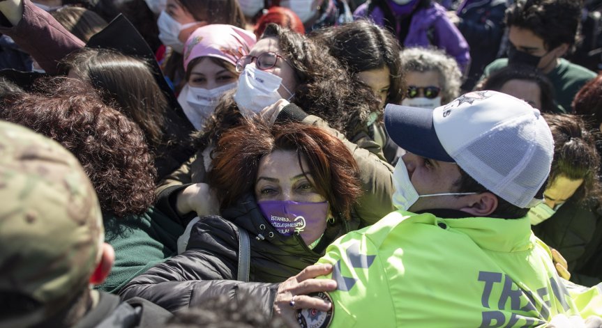 В Турция протестираха срещу оттеглянето от Истанбулската конвенция