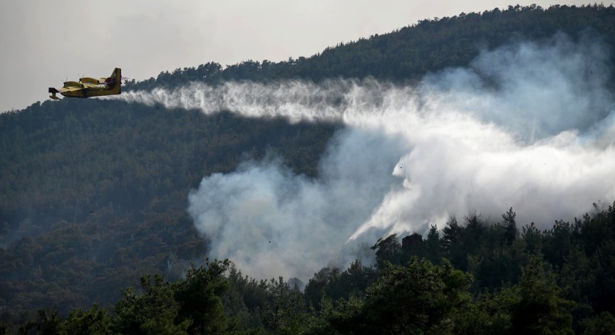 Близо 500 пожарникари се борят с огъня в Еврос, изгорели са  826 000 декара