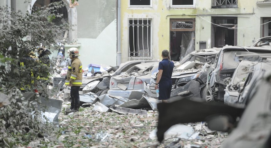 Русия удари Лвов с дронове, гори склад