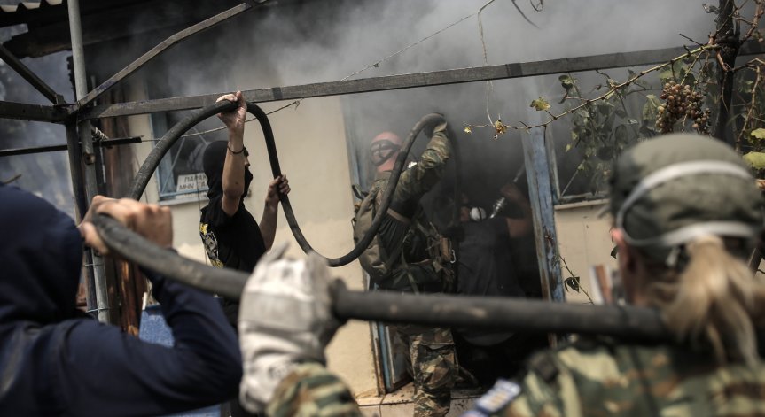 Пожарите край Атина унищожиха къщи, магазини и коли