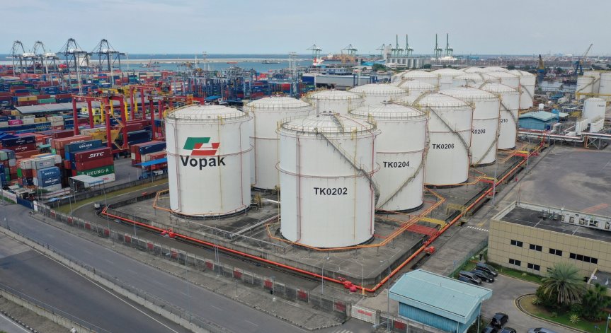 Петролът продължава да поскъпва, очаква се добивът му да спадне с 1/4