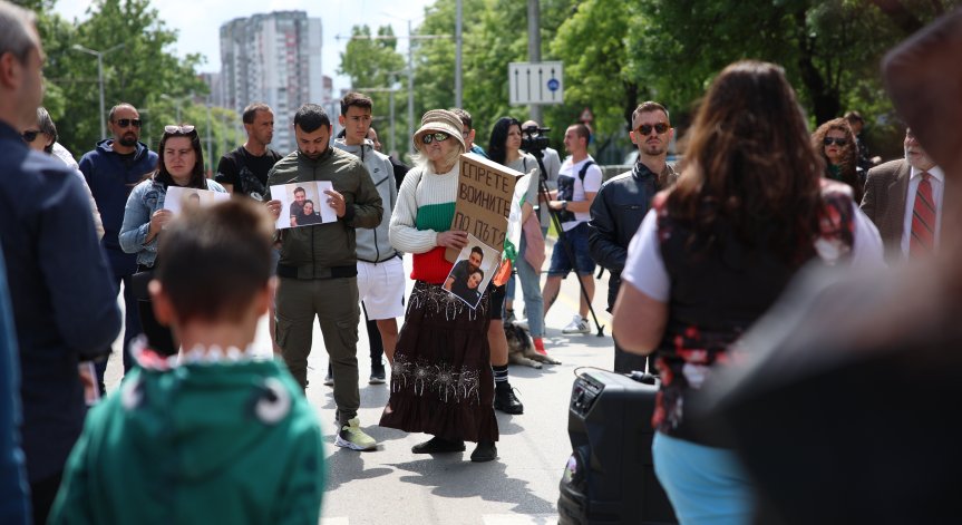 Почернени родители на протест в Панагюрище, искат строги наказания за смърт на пътя