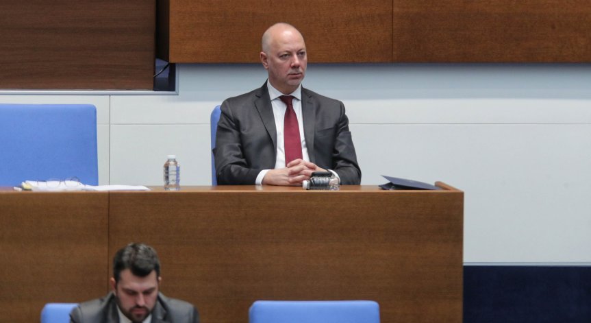 За да бъде успешен вотът на недоверие, трябва да бъде подкрепен от минимум 121 депутати.