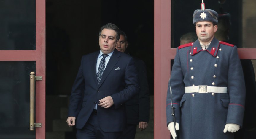 Асен Василев съди Делян Добрев за клевета