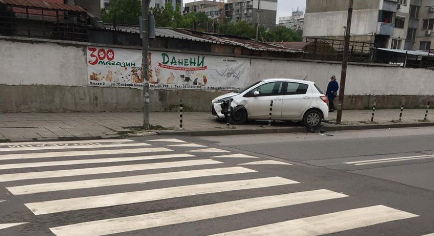 Кола отнесе колчета и се качи на тротоар в столичния кв. 