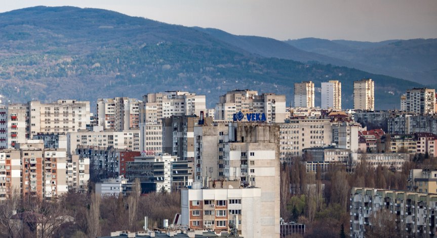 В НСИ изчисляват, че на тримесечна база повишението на цените на жилищата е с 2,7%.