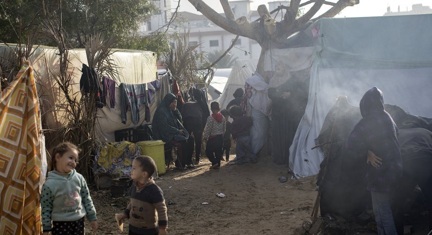 Великобритания изпрати 90 тона термични одеяла за Газа