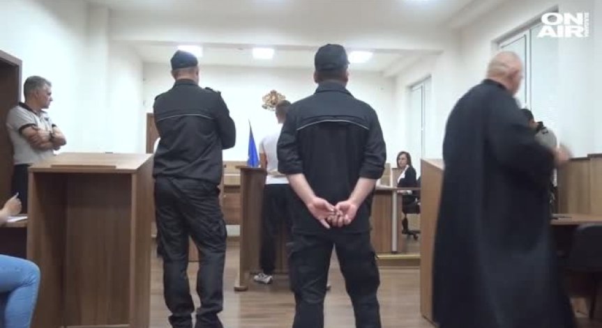 Ангел Желязков се изправи пред военния съд окован в колан, белезници и вериги