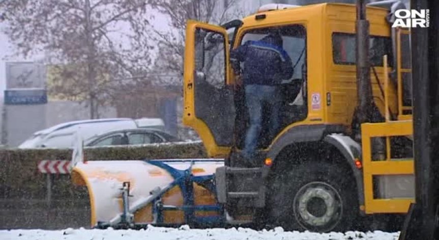 Две катастрофи блокираха заснежената АМ 