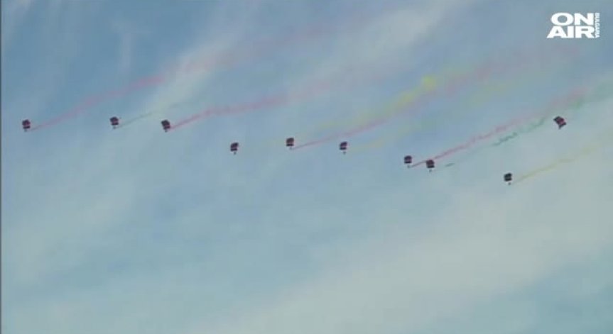 Скайдайвъри със зрелищно шоу в Северна Корея