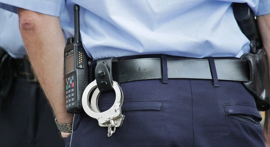 Младежи нападнаха полицай при опит да ги задържи за наркотици