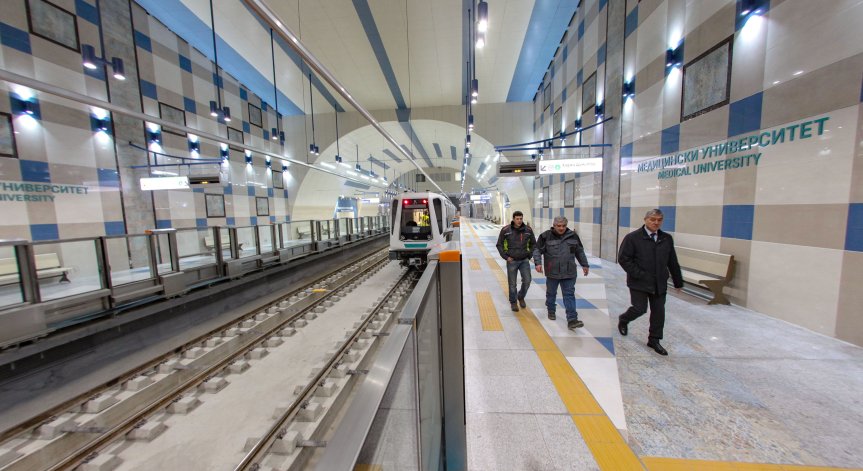Полицай спаси момиче от самоубийство в софийското метро