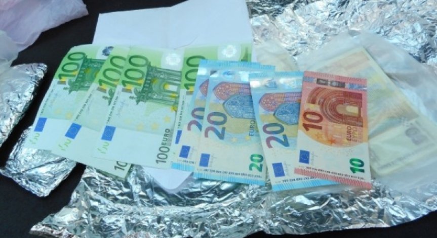 Митничари откриха недекларирани 42 000 евро на Калотина