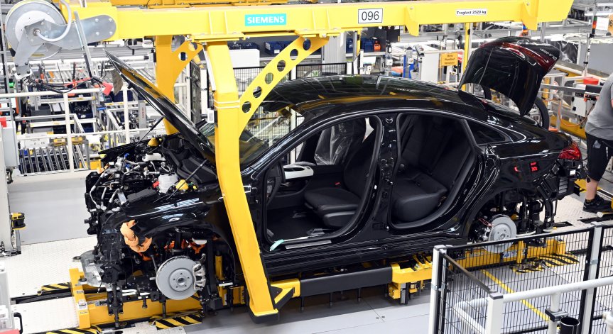 Цялата европейска автомобилна индустрия е принудена спешно да преосмисли стратегиите, инвестициите и приоритетите.